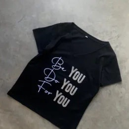 Remera Bordada "Be You" Esc. en V
