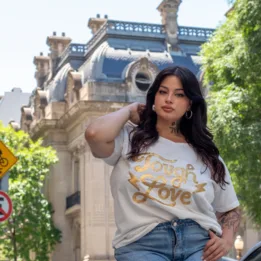 Remera Bordada "Tough Love" Esc. en V