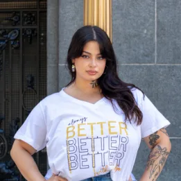 Remera Estampada "Always Better" Esc. en V