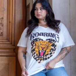Remera Bordada "Roaring" Esc. en V