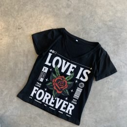 Remera Estampada "Love Is" Esc. en V