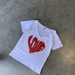 Remera Estampada "Love Corazon" Esc. en V