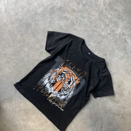 Remera Bordada "Strong Tigre Hunter"
