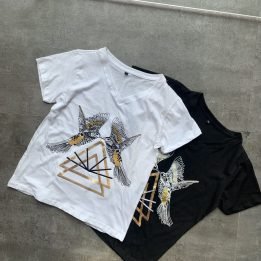 Remera Bordada "Colibrí" Esc. en V